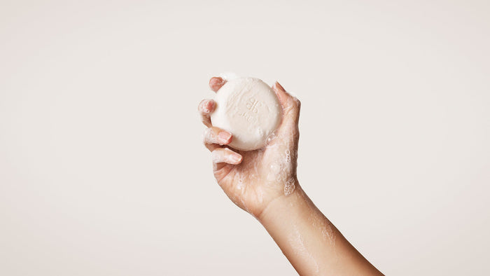 Shampoo bar til krop og hår gør badet mere enkelt på farten