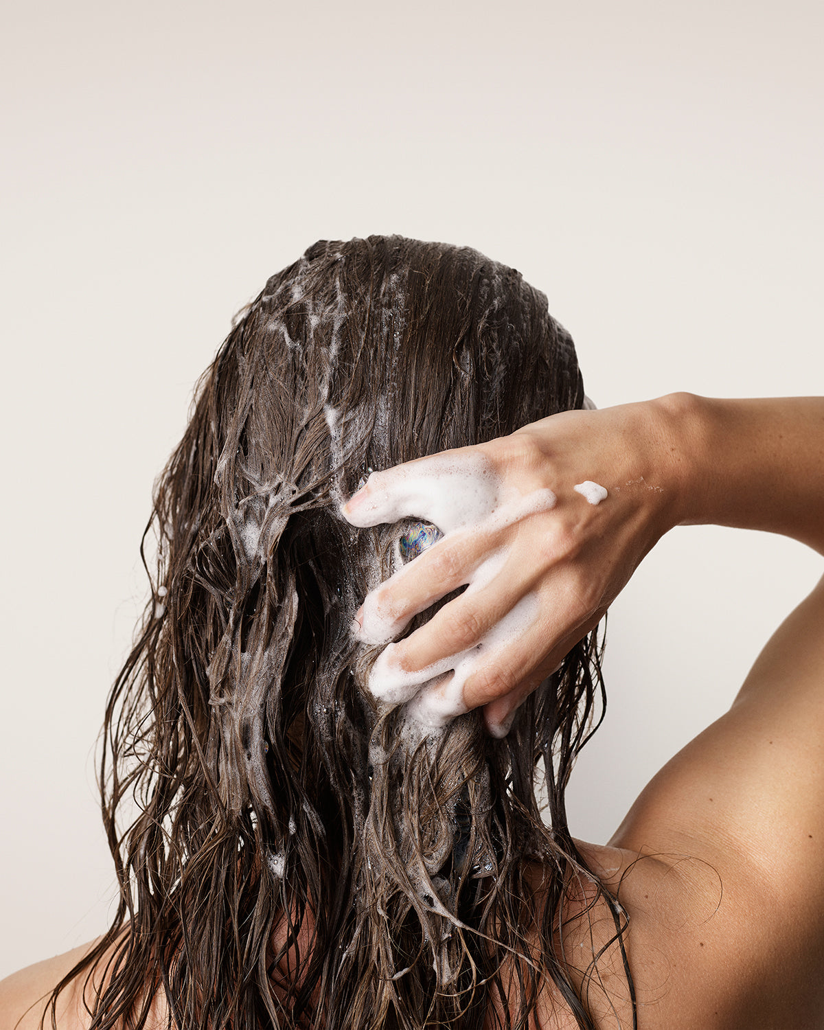Sulfatfri skumshampoo der kan anvendes til både hår og krop