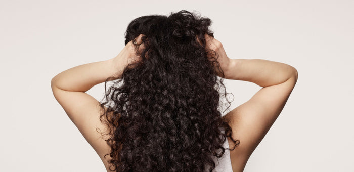 Få glansfulde krøller med curly girl metoden trin for trin
