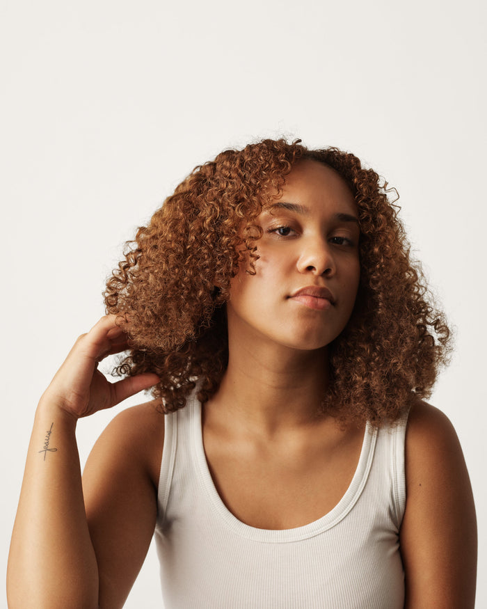 Hårpleje til krøller uden frizz – sådan får du definition