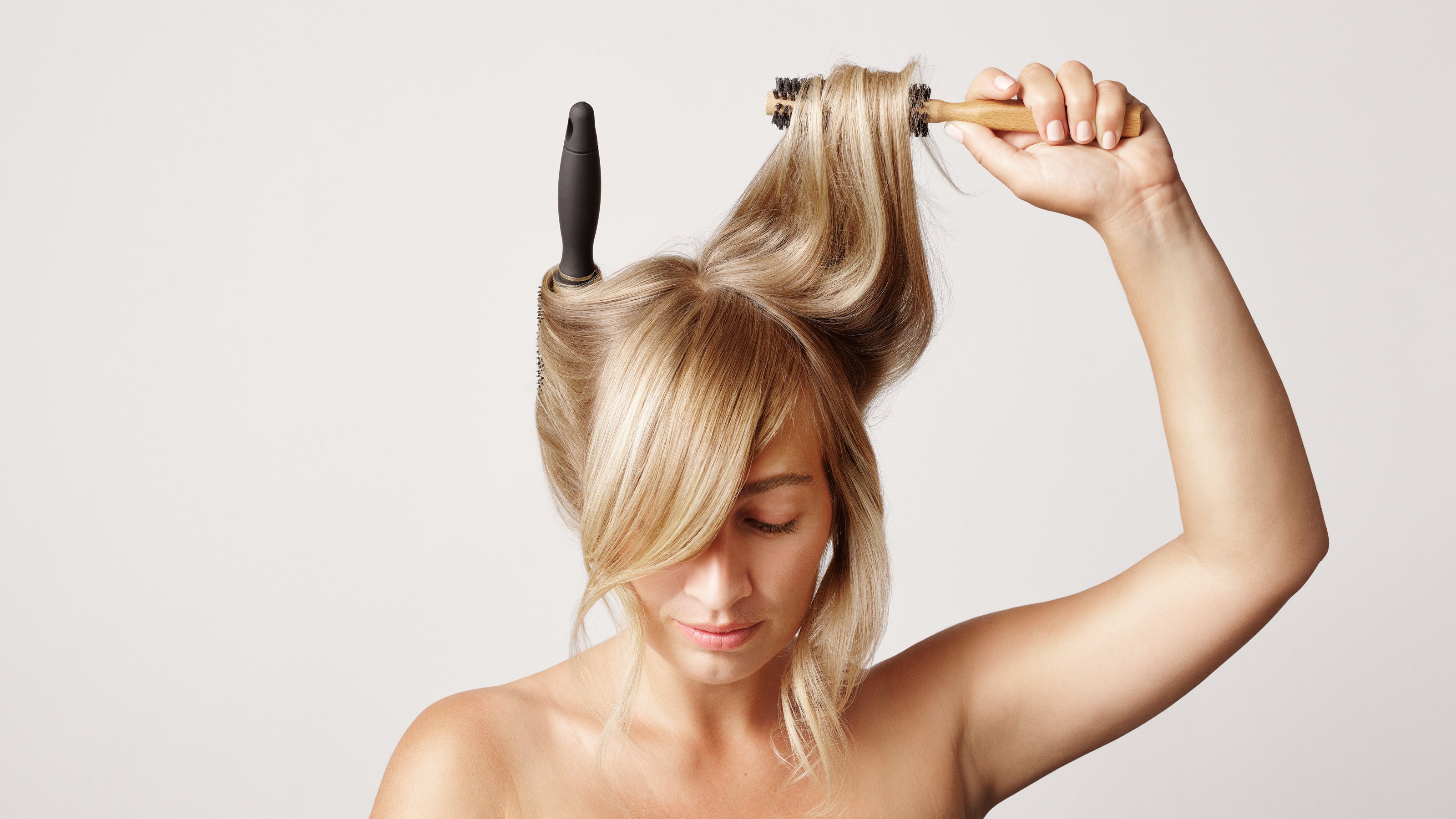 Etageklip mellemlangt hår med form og fylde uden længdetab