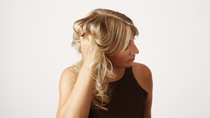 Page med langt pandehår uden fedtet pande og flade rødder