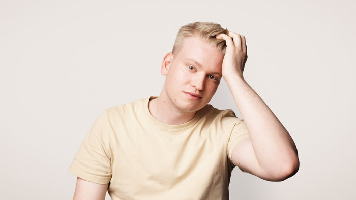 Frisure til mænd med høje tindinger – 6 sikre valg hos frisøren