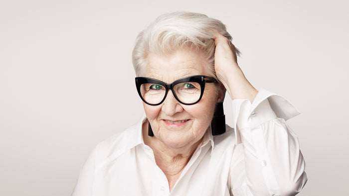 Pandehår og briller som spiller let hele dagen uden mærker