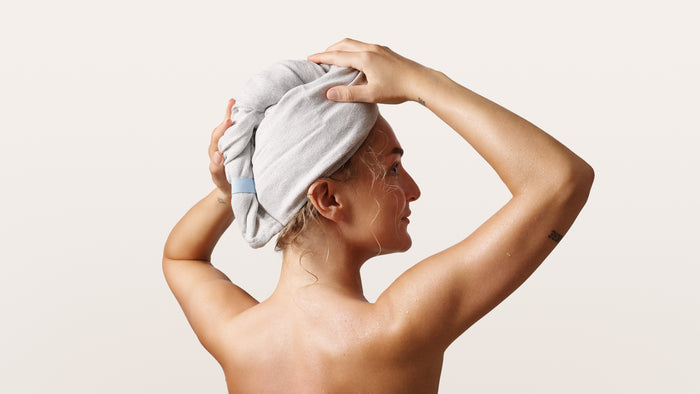 Hårhåndklæde – sådan får du glans uden at skade håret