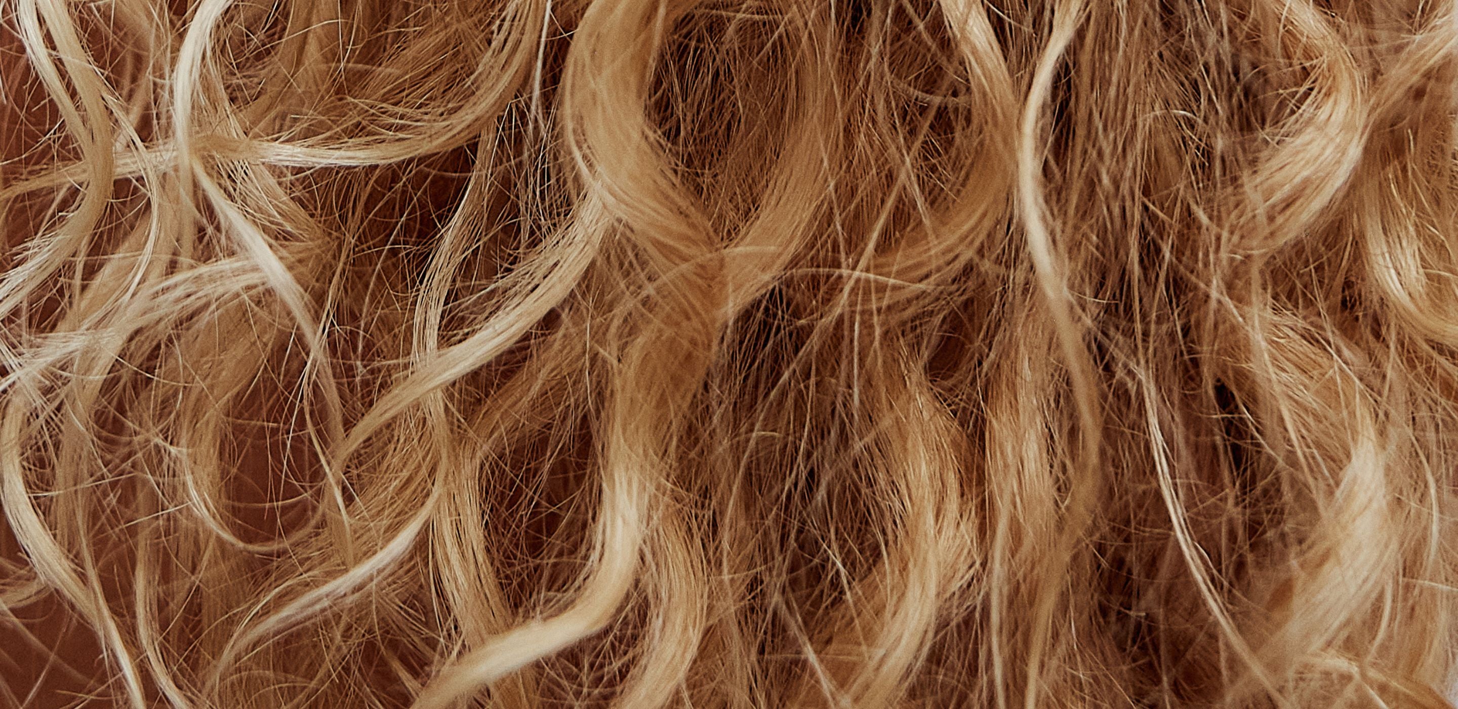 Krølle hår uden frizz: undgå shampoo-fejlen mange laver