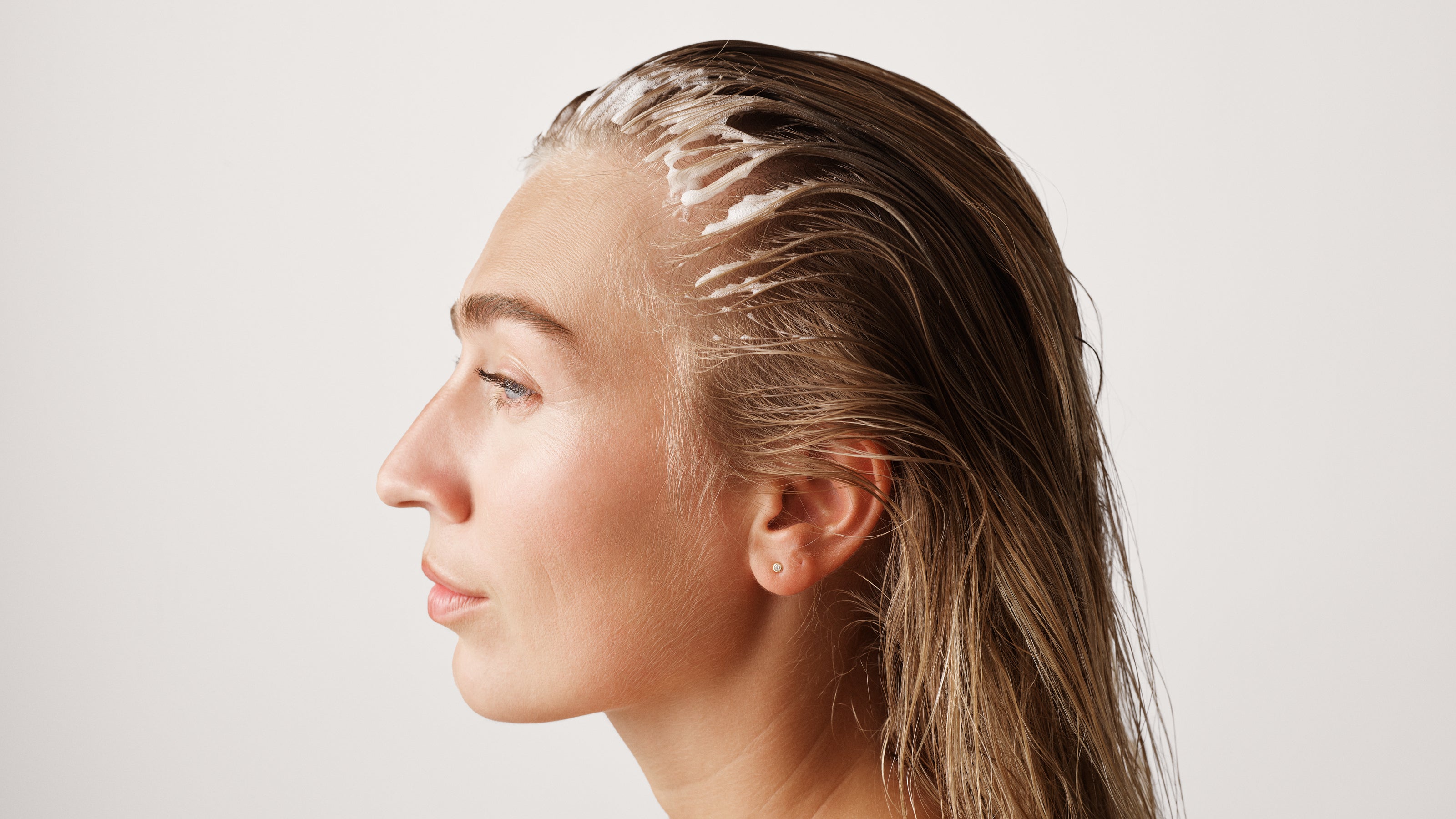 Mellemlangt hår med etager som løfter uden at fjerne længde