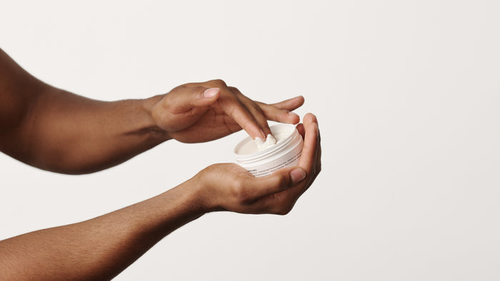 Frisure til høje tindinger uden fladt hår – 5 simple greb