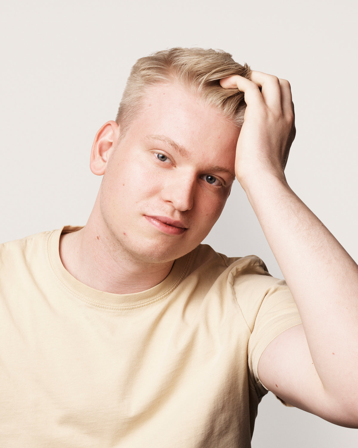 Shampoo til fint og tyndt hår der viser glans og volumen i håret til drenge